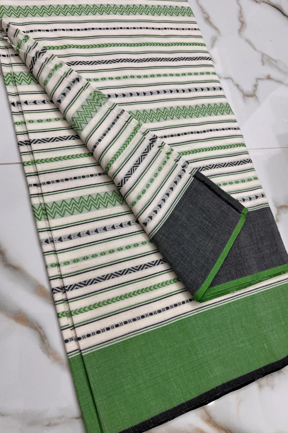 Aesthetic Handwoven Dhonekhali Cotton Saree